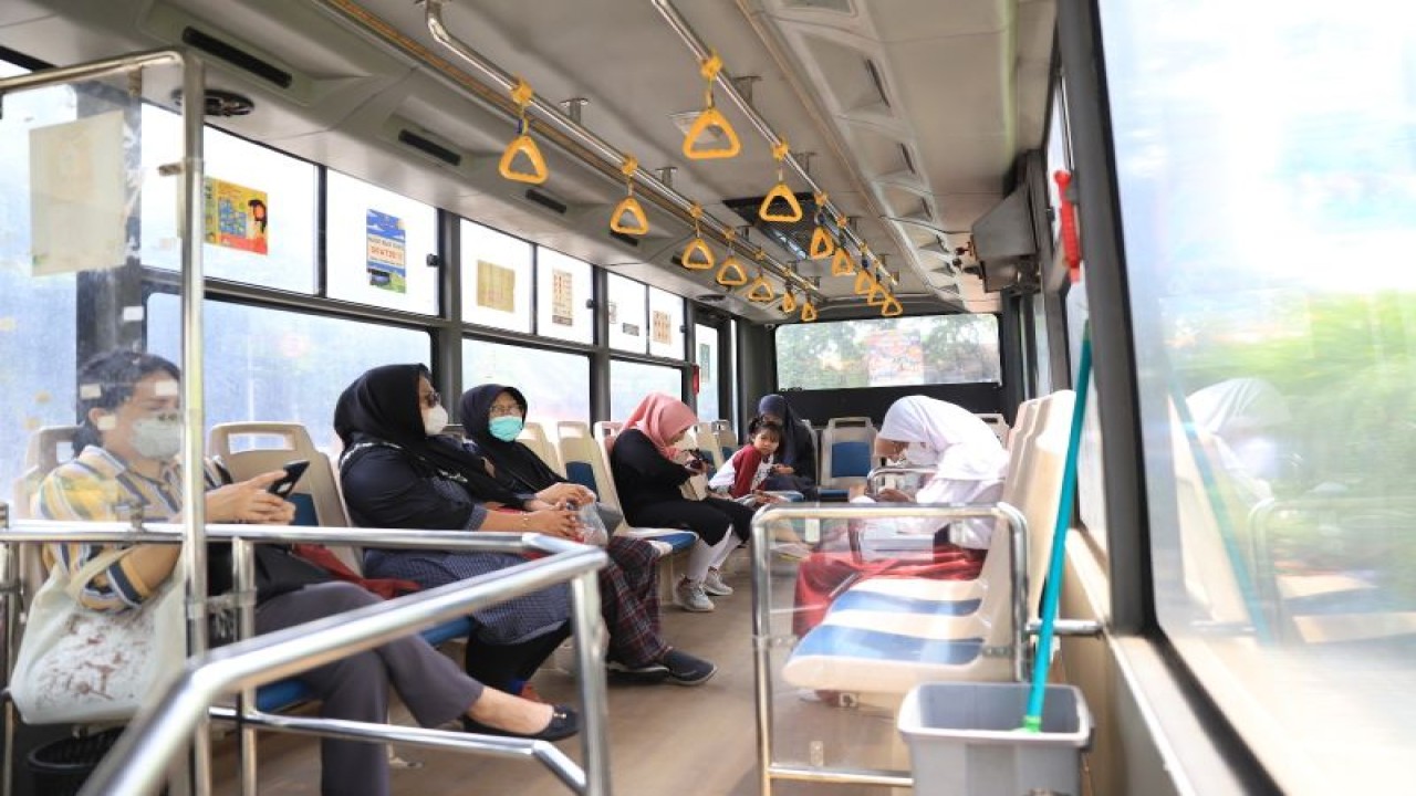 Sejumlah penumpang sedang duduk di dalam transportasi umum milik Pemkot Tangerang yakni BRT Tangerang AYO (Tayo). HO/Dishub Kota Tangerang