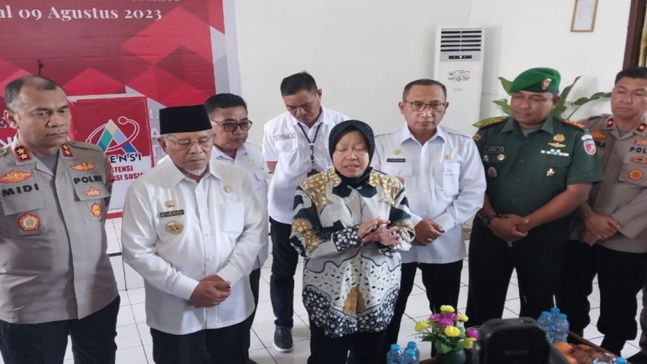 Menteri Sosial, Tri Rismaharini menjenguk dua anak korban rudapaksa oleh ayah kandung di Halmahera Utara (Halut), saat melakukan kunjungan ke Sentra Wasana Bahagia Ternate didampingi Gubernur Maluku Utara Abdul Ghani Kasuba, Walikota Ternate M Tauhid Suleman, Kapolda Maluku Utara Irjenpol Midi Siswoko, Dandim 1501/Ternate Letkol Infanteri Jamet Nijo, Kasrem 152/Baabullah Kolonel Iwan Kustiawan, dan unsur forkopimda Provinsi Maluku Utara dan Kota Ternate Rabu (9/8/2023). FOTO ANTARA/Abdul Fatah