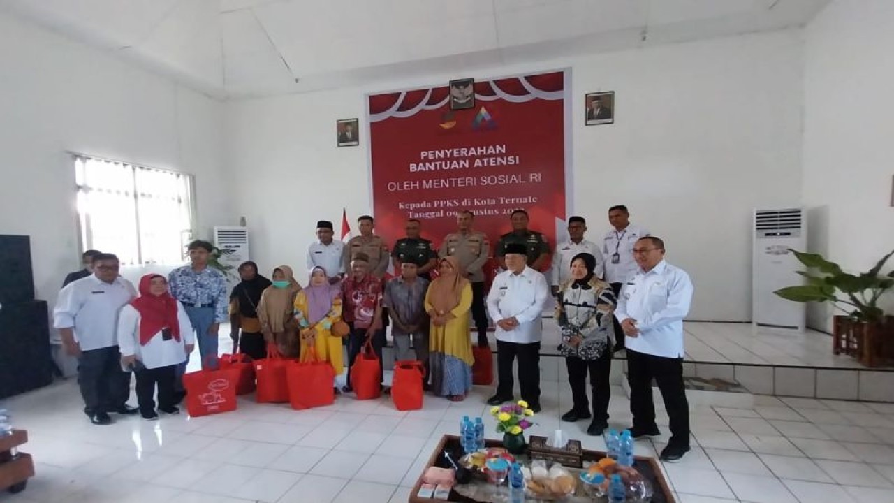 Menteri Sosial Tri Rismaharini melakukan kunjungan kerja di Kota Ternate, Provinsi Maluku Utara, Rabu (9/8/2023). (ANTARA/Abdul Fatah)