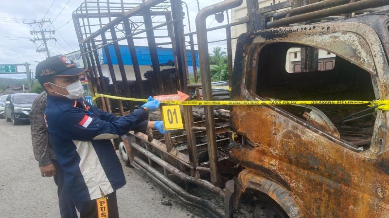 Personel Polres Padangsidimpuan (kiri) saat melakukan olah TKP truk yang terbakar di Jalan Lintas Sumatera Batunadua, Kota Padangsidimpuan. (ANTARA /H0- Humas Polres Padangsidimpuan).