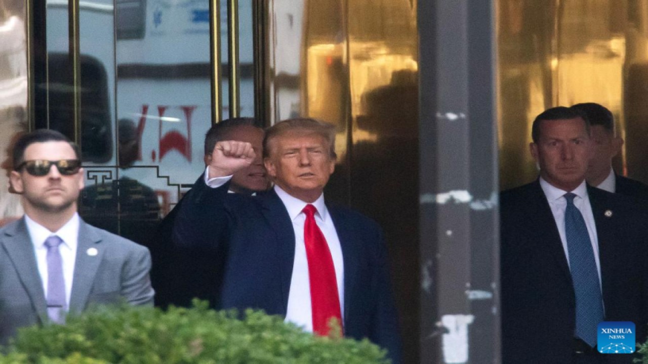 Arsip - Mantan presiden Amerika Serikat, Donald Trump (tengah), mengepalkan tangannya sesaat sebelum berangkat dari Trump Tower untuk menghadiri sidang dakwaan terhadap dirinya di Pengadilan Manhattan di New York, Amerika Serikat pada Selasa (4/4/2023). Xinhua (Xinhua)