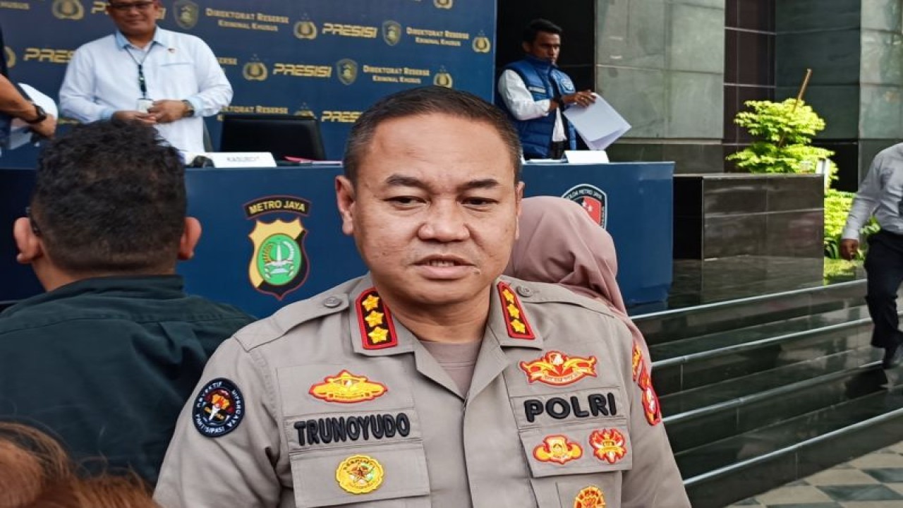 Kabid Humas Polda Metro Jaya Kombes Pol Trunoyudo Wisnu Andiko saat diwawancarai di Polda Metro Jaya, Senin (14/8/2023). ANTARA/Ilham Kausar