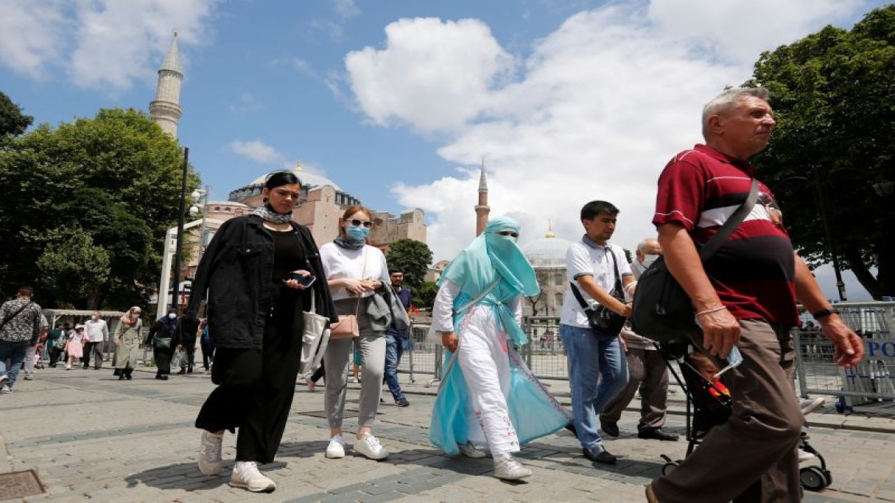 Foto Dokumen: Turis asing mengunjungi Kota Tua di Istanbul, Turki 8 Juli 2021. ANTARA/REUTERS/Dilara Senkaya