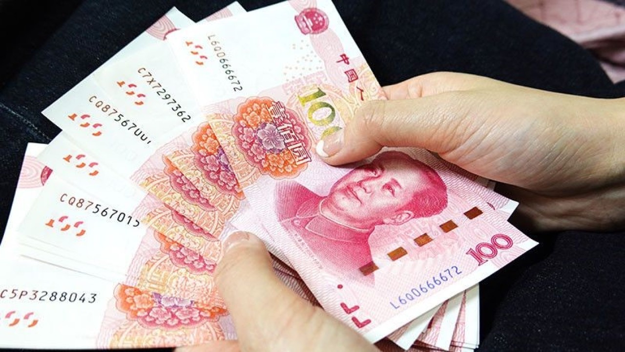 Uang kertas 100 yuan China. ANTARA/Sheldon Cooper / SOPA Images/Sip via Reuters Connect/pri.