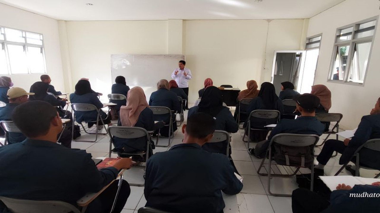 Rektor UIN Datokarama Palu Profesor Sagaf S Pettalongi menyampaikan materi tentang moderasi beragama kepada mahasiswa baru dalam kegiatan matrikulasi, di Palu, Selasa (29/8/2023). (ANTARA/HO-Mudaimin)