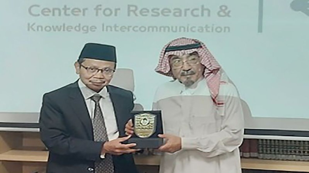 Rektor Universitas Islam Negeri Prof KH Saifuddin Zuhri (UIN Saizu) Purwokerto Prof Dr Mohammad Roqib (kiri) menyerahkan cendera mata kepada Kepala Center for Research and Intercommunication Knowledge (CRIK) Prof Dr Yahya Mahmoud bin Junaid di Kantor CRIK, Riyadh, Arab Saudi, Senin (7/8/2023). ANTARA/HO-UIN Saizu