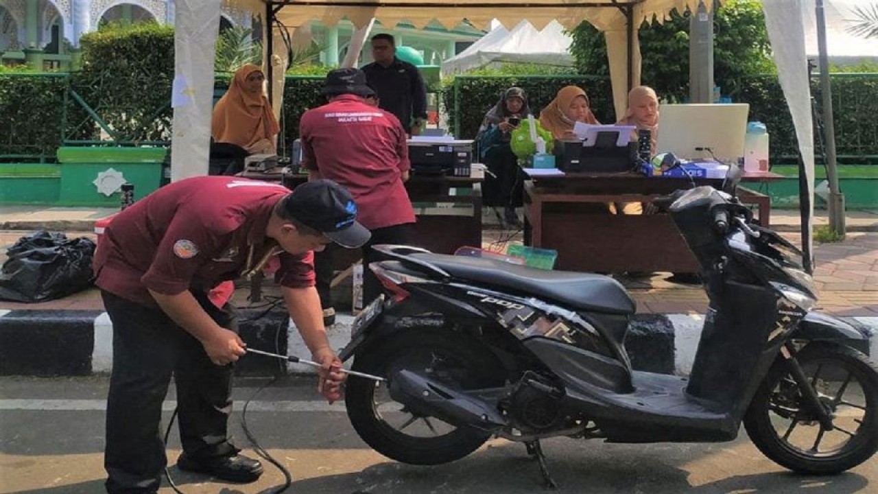 Kegiatan uji emisi kendaraan bermotor di Kota Tangerang beberapa waktu lalu yang digelar oleh Dinas Lingkungan Hidup Kota Tangerang sebagai upaya menekan polusi udara dari kendaraan bermotor. HO/Dinas Lingkungan Hidup Kota Tangerang.