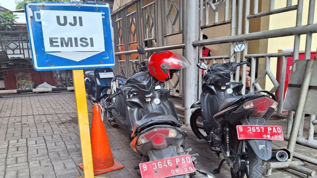 Sejumlah kendaraan berpelat merah yang parkir di kawasan kantor DPRD DKI sedang antre uji emisi, Jakarta, Rabu (23/8/2023). ANTARA/Luthfia Miranda Putri