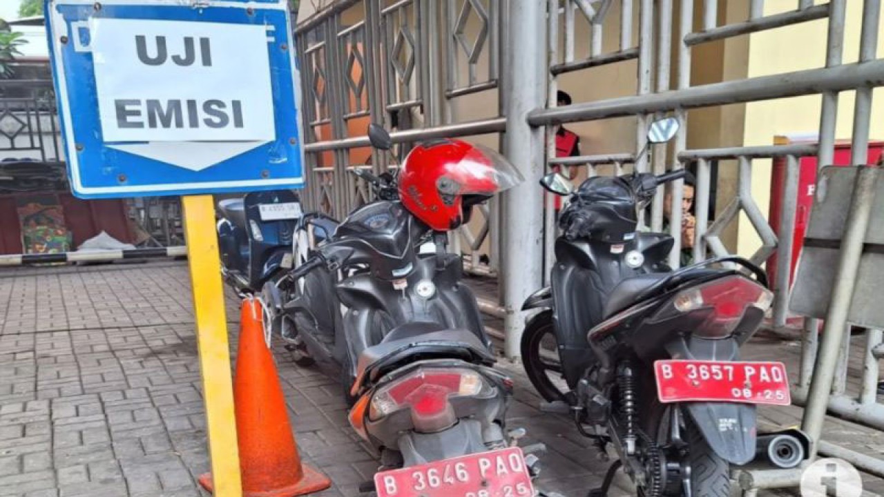 Sejumlah kendaraan berpelat merah yang parkir di kawasan kantor DPRD DKI sedang antre uji emisi, Jakarta, Rabu (23/8/2023). ANTARA/Luthfia Miranda Putri