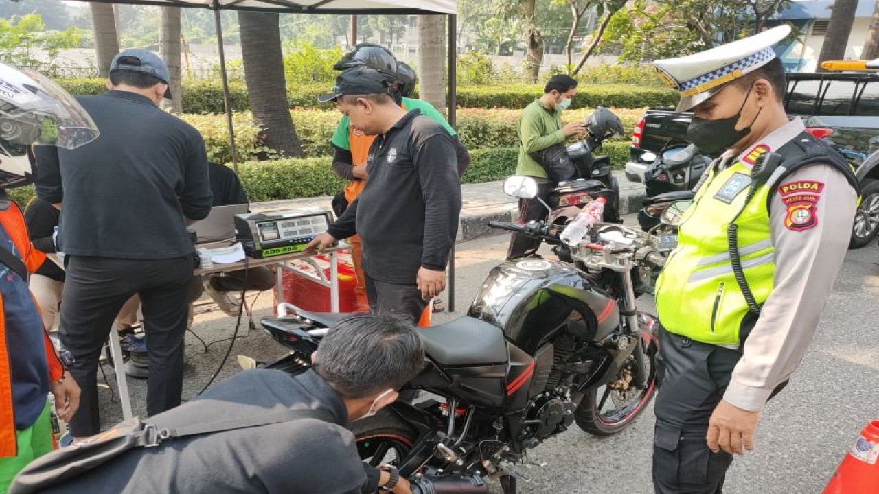 Uji emisi kendaraan bermotor di depan Mal Taman Anggrek, Jakarta Barat, Jumat (25/8/2023). ANTARA/Risky Syukur