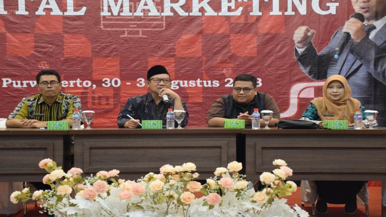Bupati Banyumas Achmad Husein (dua dari kirim) menjadi narasumber dalam pelatihan "Digital Marketing" yang diselenggarakan oleh Dinas Tenaga Kerja Koperasi dan Usaha Kecil Menengah (Dinnakerkop UKM) Kabupaten Banyumas di Purwokerto, Banyumas, Kamis (31/8/2023). ANTARA/HO-Pemkab Banyumas