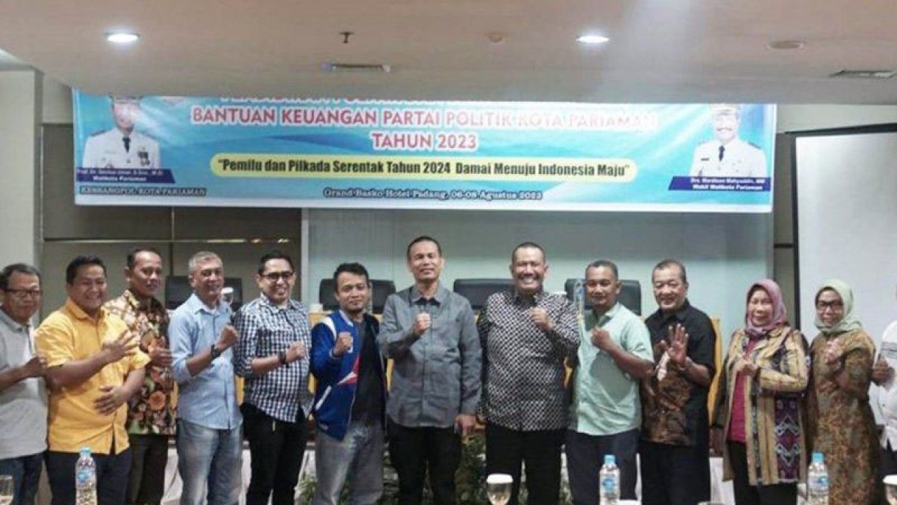 Wali Kota Pariaman, Sumbar Genius Umar (tengah), dan Wakil Wali Kota Pariaman, Mardison Mahyuddin (tengah), berfoto bersama pada Pendidikan Politik dan Bimtek Tata Kelola Bantuan Keuangan Partai Politik Kota Pariaman Tahun 2023 pada Minggu (6/8). ANTARA/HO-Diskominfo Pariaman