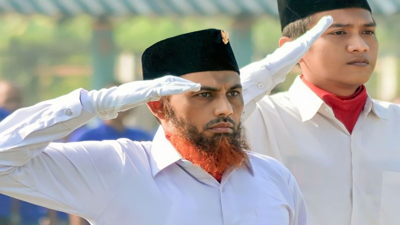 Dokumentasi Umar Patek menjadi petugas upacara di Lapas Kelas 1 Surabaya di Porong, Sidoarjo. (ANTARA/HO-BNPT)
