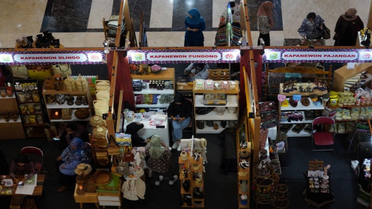 Stan pameran Produk Industri Kreatif Kabupaten Bantul, Daerah Istimewa Yogyakarta di Jogja City Mall. Pameran berlangsung dari 15 sampai 17 Agustus 2023. (ANTARA/HO-Kominfo Pemkab Bantul)