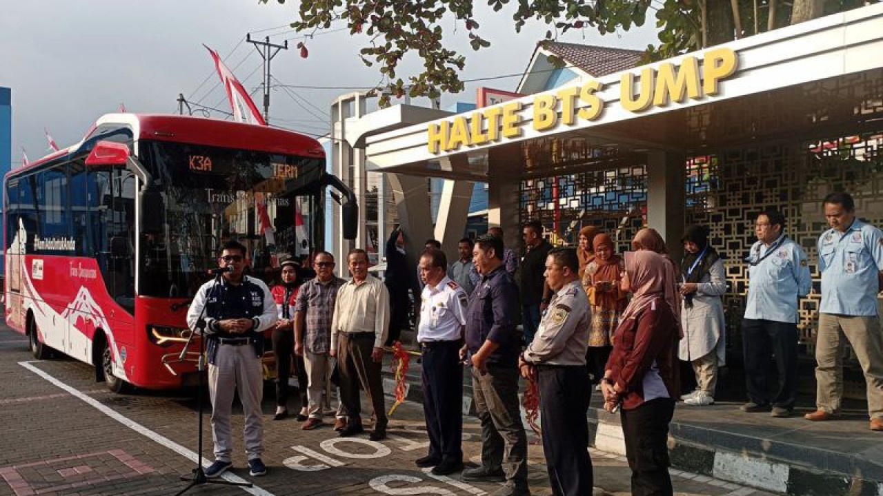 Rektor Universitas Muhammadiyah Purwokerto (UMP) Dr Jebul Suroso memberi sambutan dalam peresmian Halte BTS UMP di halaman Kampus I UMP, Kabupaten Banyumas, Kamis (24/8/2023) sore. ANTARA/Sumarwoto