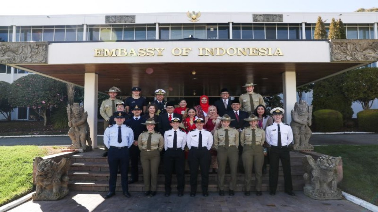 Upacara perayaan HUT Republik Indonesia ke-78 di lapangan gedung KBRI di Canberra, Kamis (17/8/2023). (ANTARA/HO-KBRI Canberra)
