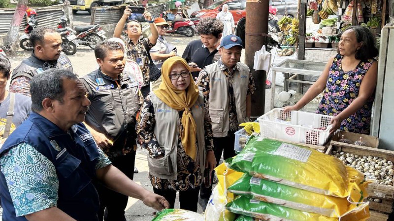 Kepala Unit Pelaksana Teknis (UPT) Perlindungan Konsumen Malang Dinas Perindustrian dan Perdagangan Provinsi Jawa Timur, M Hamid Pelu (kiri) pada saat melakukan pengecekan pasokan beras Bulog di salah satu pedagang di Pasar Blimbing, Kota Malang, Jawa Timur, Kamis (31/8/2023). ANTARA/Vicki Febrianto