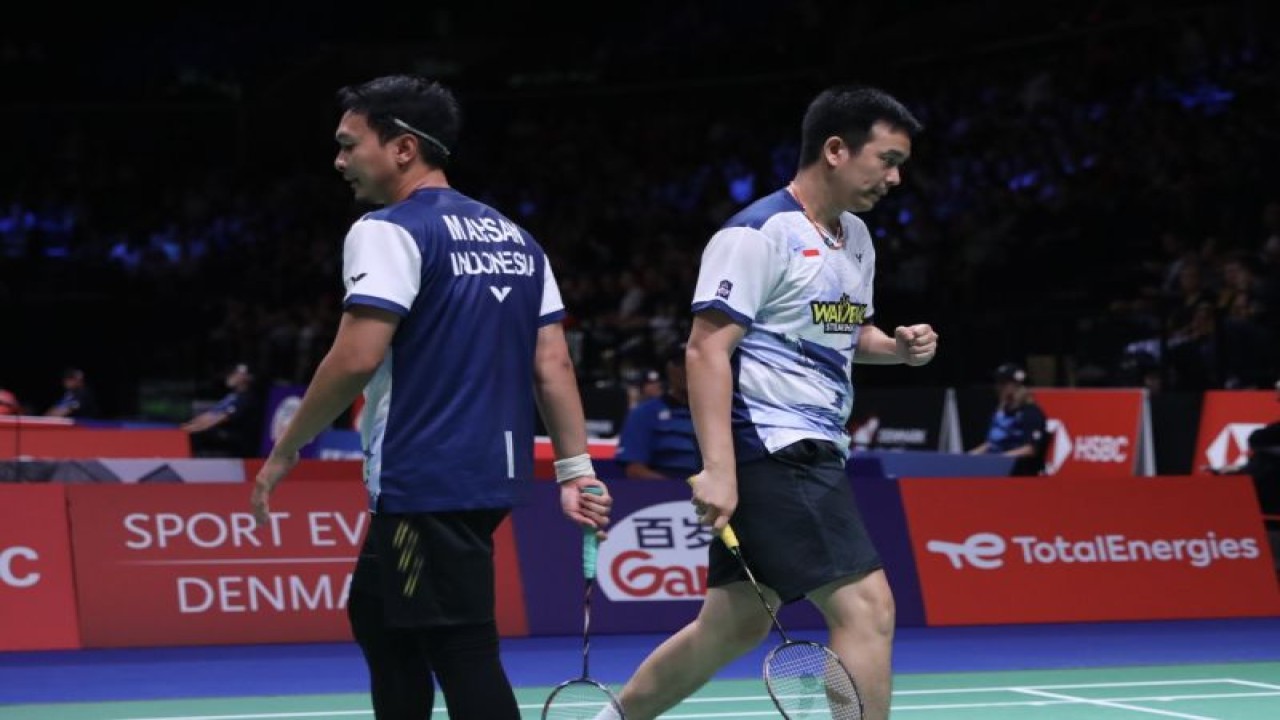 Ganda putra Hendra Setiawan/Mohammad Ahsan membungkam pasangan He Ji Ting/Zhou Hao Dong (China) dengan dua gim langsung 21-15, 21-10 pada pertandingan babak 16 besar Kejuaraan Dunia BWF 2023 di Royal Arena Kopenhagen, Denmark, Kamis (24/8/2023). (FOTO ANTARA/HO-PP PBSI)