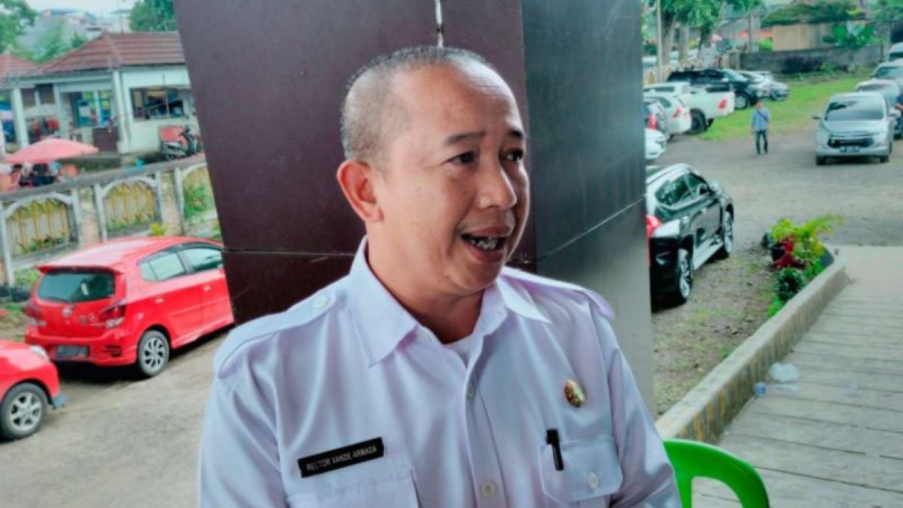 Kepala Dinas Pekerjaan Umum dan Perumahan Rakyat (PUPR) Rejang Lebong Rector Vande Armada. ANTARA/dokumen/Nur Muhamad