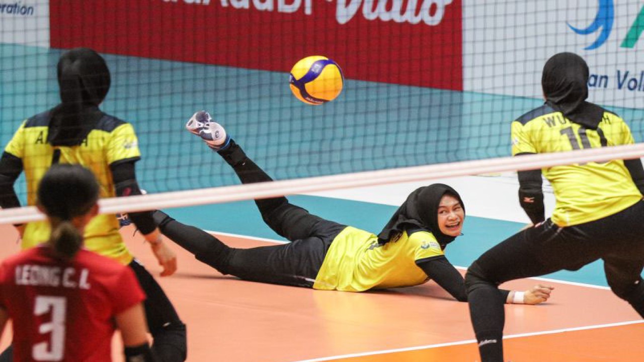 Ilustrasi - Pebola voli putri Indonesia Wilda Siti Nurfadhilah (tengah) berusaha mengembalikan bola ke arah pebola voli Makau pada pertandingan grup A Asian Volleyball Confederation (AVC) Challenge Cup 2023 di GOR Tri Dharma, Gresik, Jawa Timur, Minggu (18/6/2023). ANTARA FOTO/Rizal Hanafi/YU