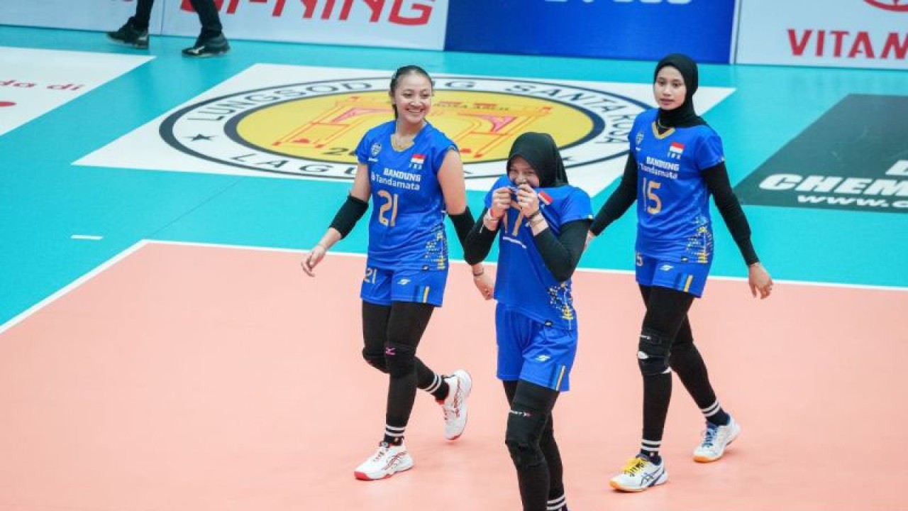 Pebola voli putri tim nasional Indonesia Aulia Suci Nurfadila (kiri), Wilda Siti Fadhilah (tengah) dan Hany Budiarti (kanan) saat menghadapi Thailand dalam ajang SEA V League 2023 putaran pertama di Vinh Phuc Gymnasium, Hanoi, Vietnam, Jumat (04/08/2023). (ANTARA/HO-PP PBVSI)