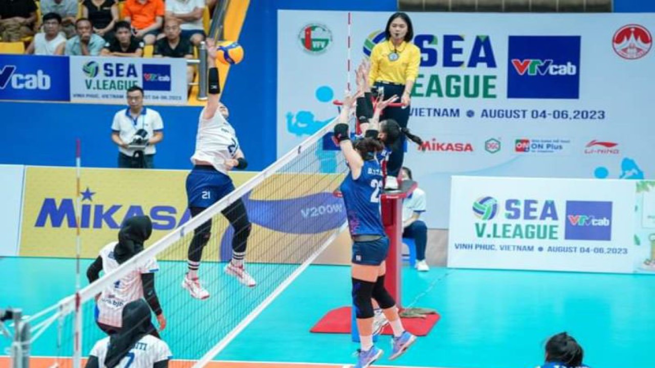 Spike dari pemain tim nasional voli putri Indonesia Aulia Suci Nurfadila saat menghadapi Vietnam pada SEA V League 2023 putaran pertama yang berlangsung di inh Phuc Gymnasium, Hanoi, Vietnam, Sabtu (05/08/2023) (ANTARA/HO-PP PBVSI)