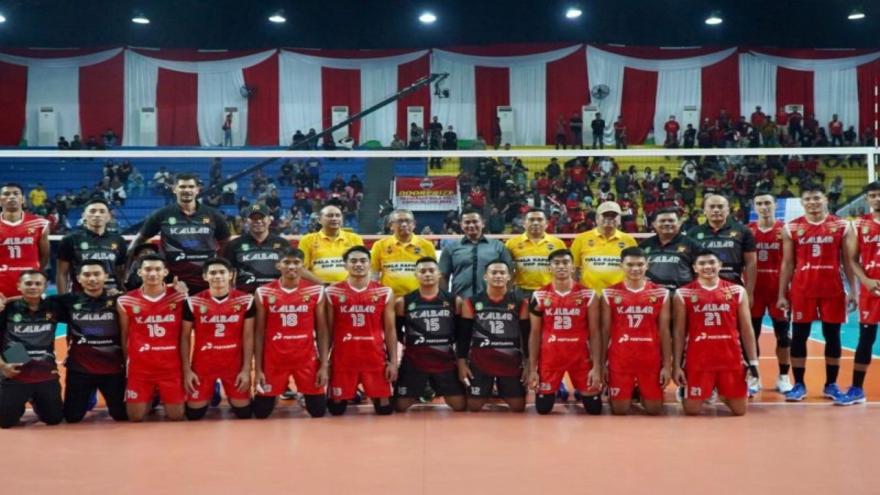 Pertandingan Tim Voli Putra Kalimantan Barat berhadapan dengan Tim Voli Putra Bali pada babak delapan besar kejuaraan bola voli Kapolri Cup 2023, yang diselenggarakan di Gedung Voli Pangsuma Kota Pontianak. ANTARA/HO-Humas Polda Kalbar. (Teofilusianto Timotius)