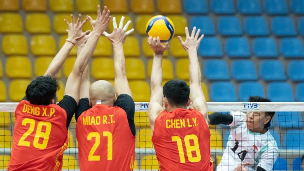 Pemain voli putra tim nasional Indonesia Farhan Halim melakukan spike saat menghadapi timnas China dalam ajang Kejuaraan Voli Asia atau Asian's Mens Vollyball Championship 2023 yang berlangsung di Hall 2 Urmia, Iran, Sabtu (19/8/2023) (ANTARA/HO-Asian's Mens Vollyball Championship 2023)