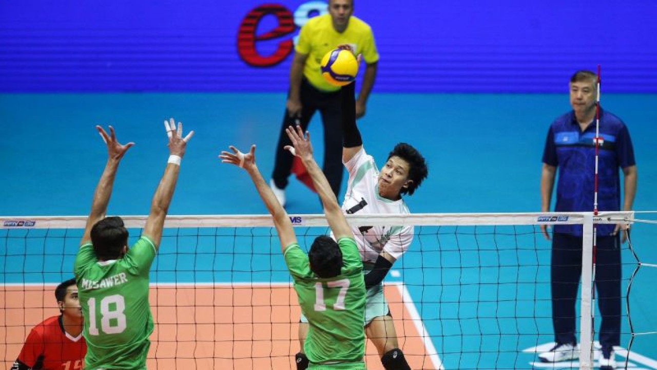 Pemain voli putra tim nasional Indonesia Farhan Halim melakukan spike saat menghadapi timnas Pakistan dalam ajang Kejuaraan Voli Asia atau Asian's Mens Vollyball Championship 2023 yang berlangsung di Hall 1, Ghadir Arena Hall, Urmia, Iran, Jumat (25/08/2023). (ANTARA/HO-Asian Men's Volleyball Championship 2023)