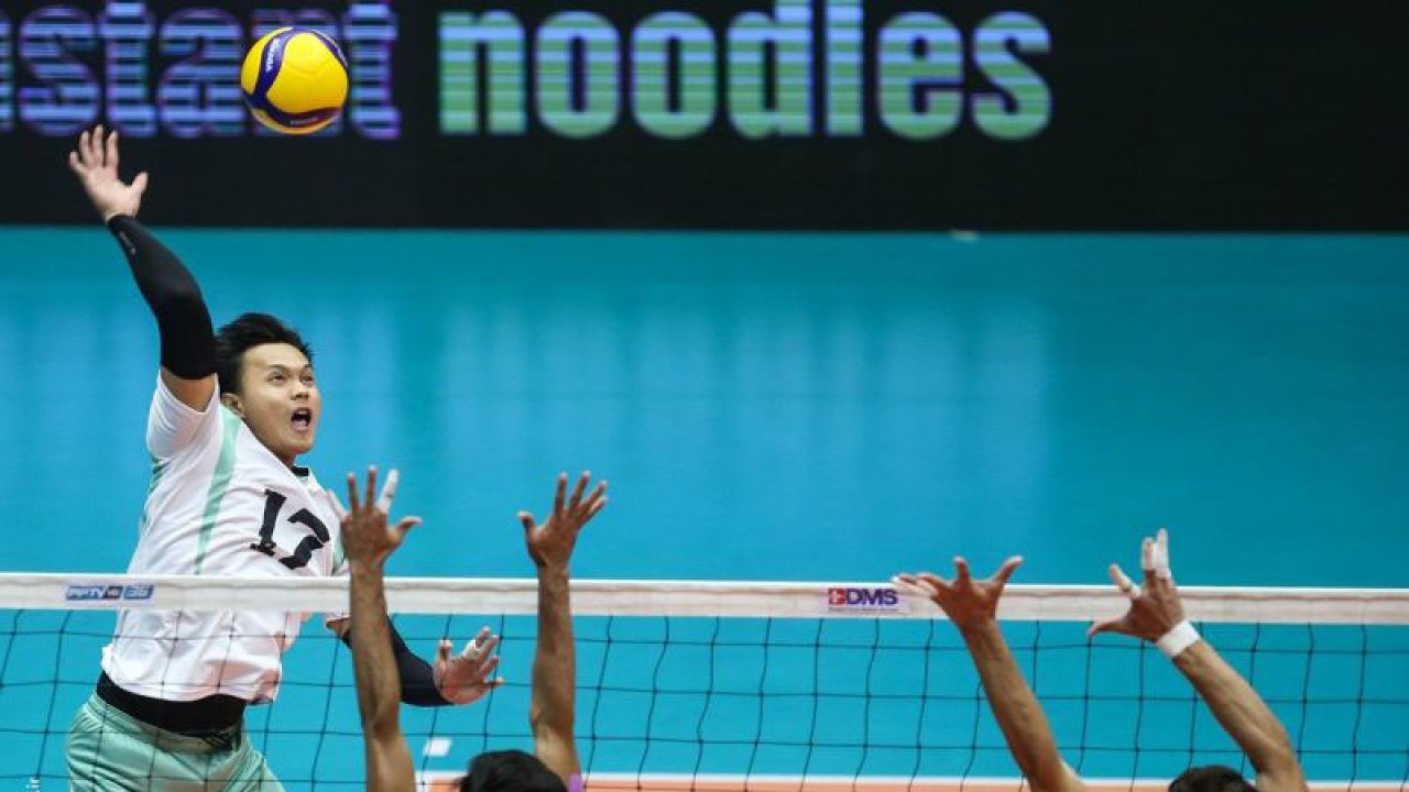 Pemain voli putra tim nasional Indonesia Agil Angga Anggara melakukan spike saat berhadapan dengan timnas Pakistan di perebutan posisi 7-10 dalam Kejuaraan Voli Asia 2023 atau Asian's Mens Vollyball Championship 2023 yang berlangsung di Hall 1, Ghadir Arena Hall, Urmia, Iran, Jumat (25/08/2023). (ANTARA/HO-Asian's Mens Vollyball Championship 2023)