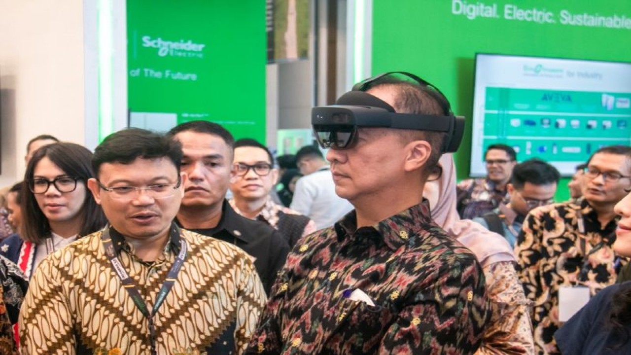 Menteri Perindustrian Agus Gumiwang Kartasasmita mencoba fasilitas Virtual Reality (VR) pada pameran teknologi Industri 4.0 dalam rangkaian Indonesia 4.0 Conference and Expo 2023 yang berlangsung pada 23-24 Agustus 2023. (ANTARA/HO Kementerian Perindustrian)