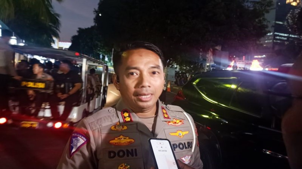 Wadirlantas Polda Metro Jaya AKBP Doni Hermawan saat diwawancarai di Jakarta, Rabu (30/8/2023). ANTARA/Ilham Kausar