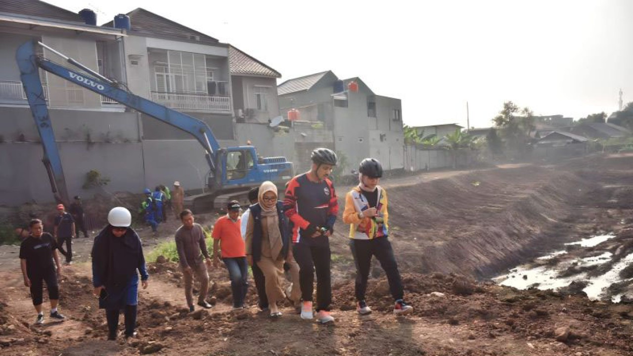 Wali Kota Administrasi Jakarta Timur Muhammad Anwar didampingi Lurah Cipayung Yulian Fathiniah saat meninjau progres pembangunan Waduk Cipayung di Jalan Mandor Hasan, Kelurahan/Kecamatan Cipayung, Jakarta Timur, Selasa (8/8/2023). ANTARA/HO-Kominfotik Jakarta Timur
