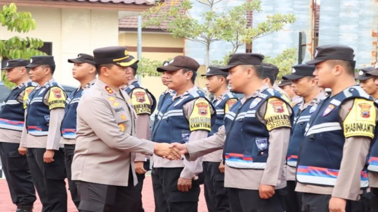 Kapolres Jepara AKBP Wahyu Nugroho Setyawan menjabat tangan anggota bhabinkamtibmas saat apel di Mapolres Jepara, Jawa Tengah. Kegiatan tersebut sekaligus melakukan pengecekan kesiapan dan memberikan arahan kepada 127 anggota bhabinkamtibmas, Rabu (2/8/2023). ANTARA/HO-Polres Jepara