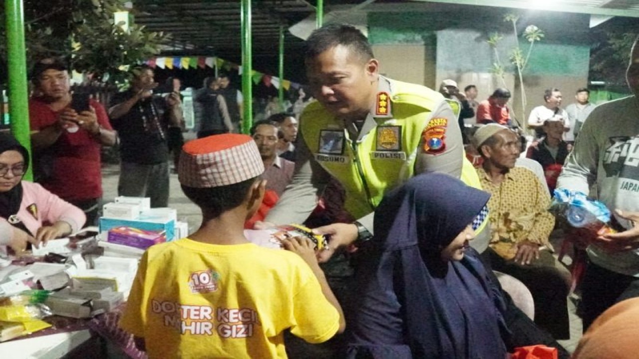 Kepala Polresta Sidoarjo Kombespol Kusumo Wahyu Bintoro membagikan sembako kepada masyarakat pesisir di Dusun Kepetingan, Sidoarjo dalam rangka HUT ke 78 RI. ANTARA/HO-Polresta Sidoarjo