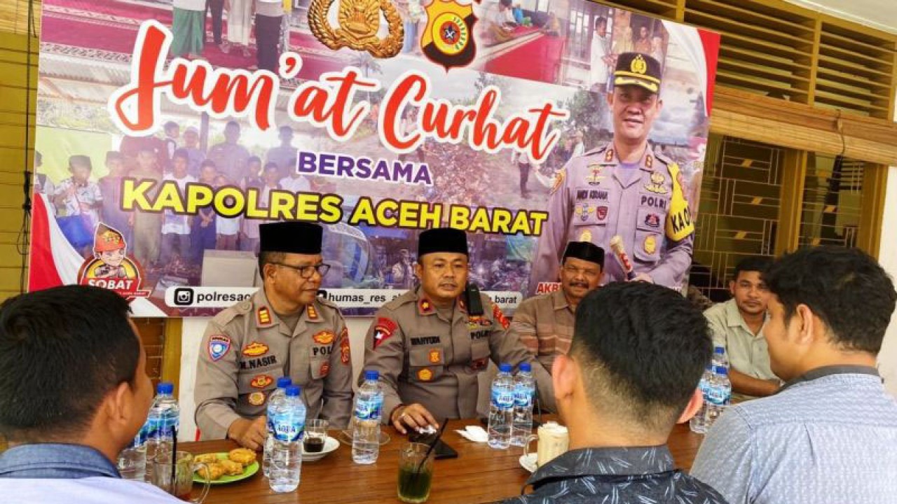 Wakapolres Aceh Barat Kompol Iswahyudi menerima keluhan dan masukan dari masyarakat melalui ajang Jumat curhat, berlangsung di sebuah warung kopi di Meulaboh, Kabupaten Aceh Barat, Jumat (18/8/2023). ANTARA/HO-Dok Humas Polres Aceh Barat.