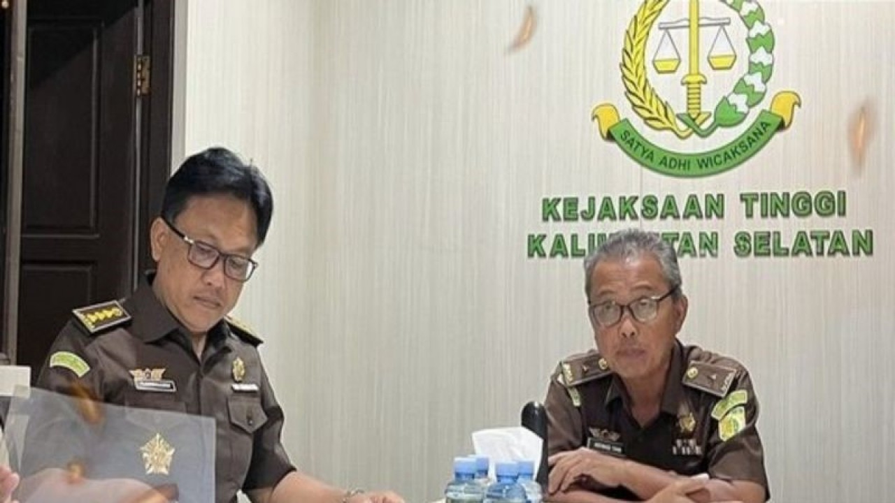 Wakil Kepala Kejati Kalsel Ahmad Yani didampingi Asisten Bidang Tindak Pidana Umum Kejati Kalsel Ramdhanu Dwiyantoro. (ANTARA/Firman)