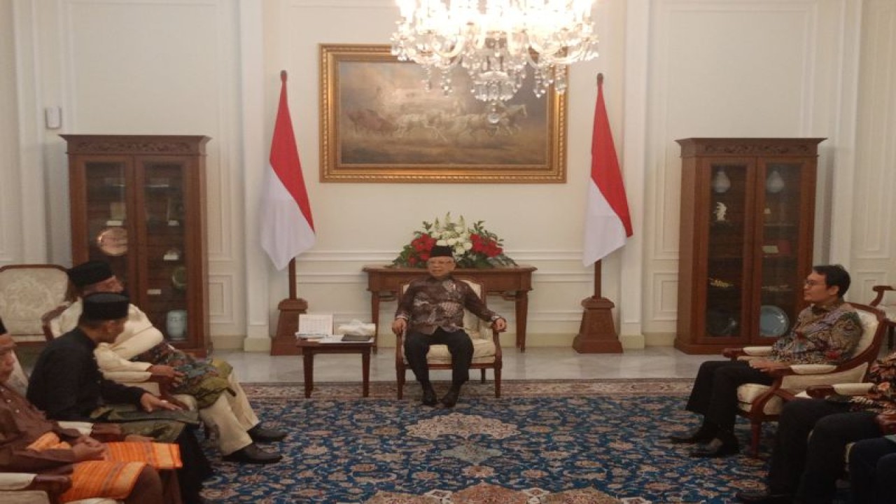 Wakil Presiden Ma'ruf Amin menerima jajaran pengurus Dunia Melayu Dunia Islam (DMDI) Indonesia di Istana Wakil Presiden, Jakarta, Rabu (23/8/2023). ANTARA/Rangga Pandu Asmara Jingga