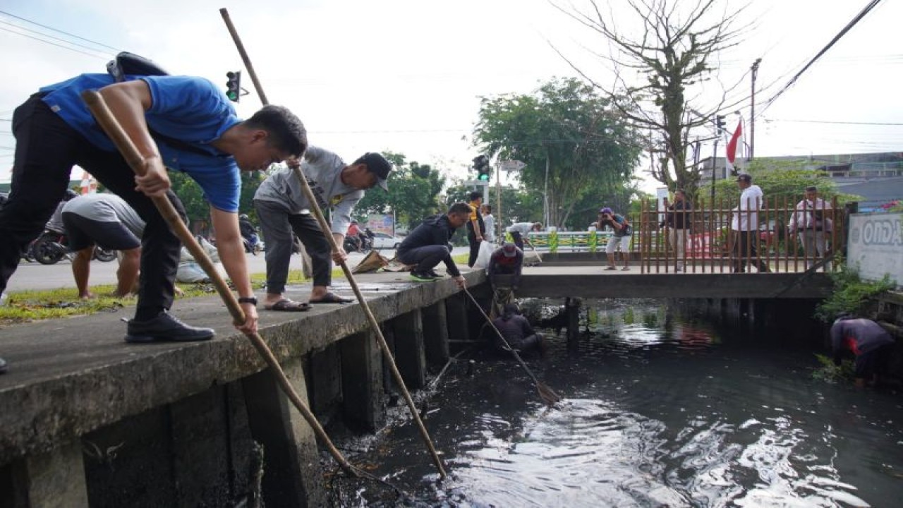 Wali Kota Pontianak, Rusdi Kamtono ikut langsung membersihkan parit di Kota Pontianak , Kalbar, Jumat (4/8/2023) (FOTO ANTARA/HO-Prokopim PTK)