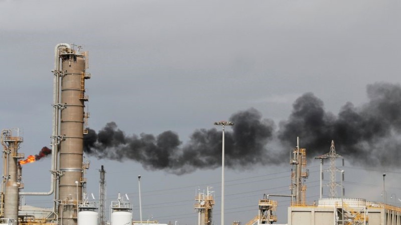 Ilustrasi: Api keluar dari cerobong pada Perusahaan Pemurnian dan Petrokimia Nasional Alexandria (ANRPC) sepanjang jalan raya Alexandria, Mesir. ANTARA FOTO/REUTERS/Amr Abdallah Dalsh/djo