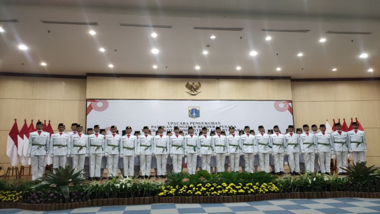 44 Pasukan Pengibar Bendara Pusaka (Paskibraka) Jakarta Barat yang dikukuhkan oleh Wali Kota Jakarta Barat Uus Kuswanto di Kantor Wali Kota Jakarta Barat, Selasa (15/8/2023). ANTARA/Risky Syukur