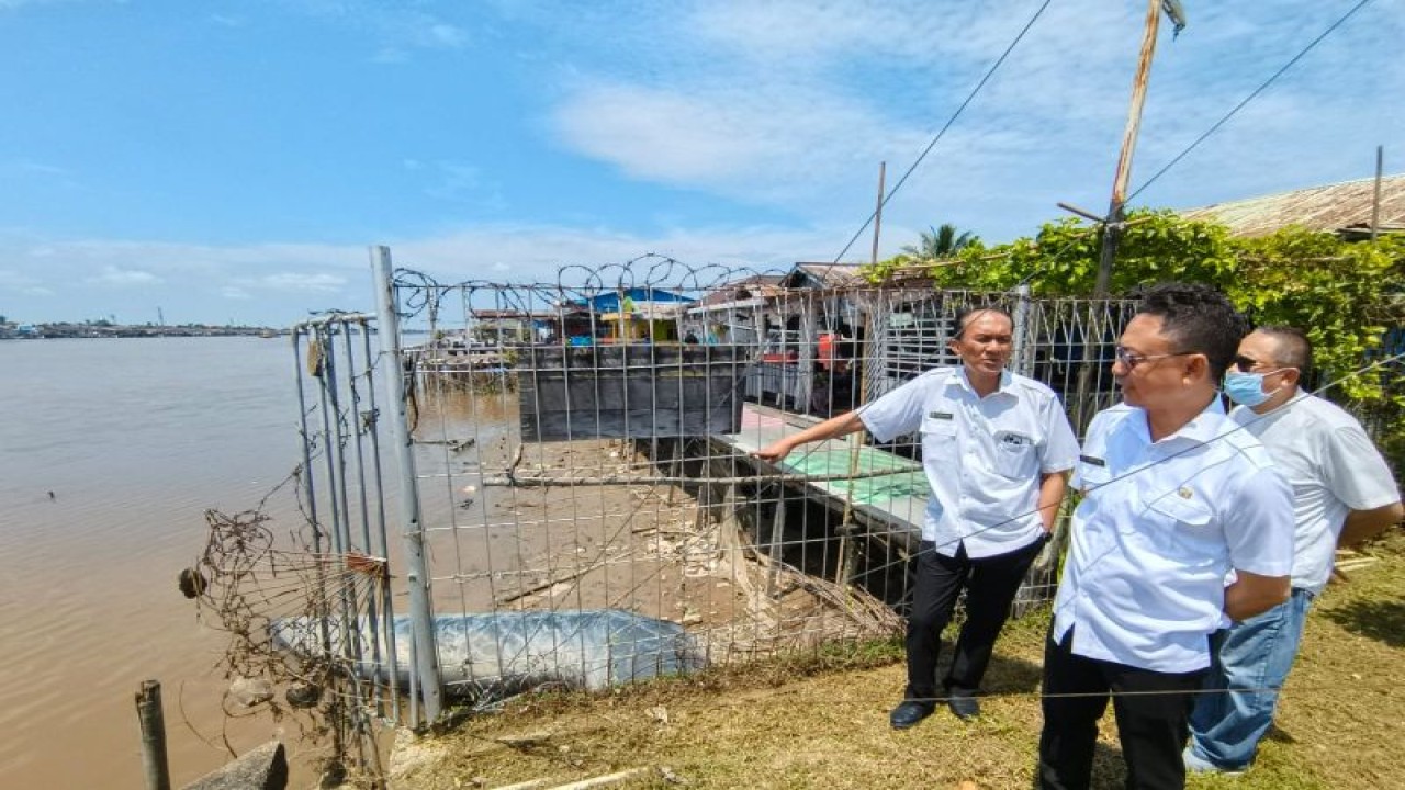 Wali Kota Pontianak Edi Rusdi Kamtono meninjau Sungai Kapuas sebagai sumber bahan baku air bersih di PDAM Tirta Khatulistiwa. (ANTARA/HO-Prokopim PTK)
