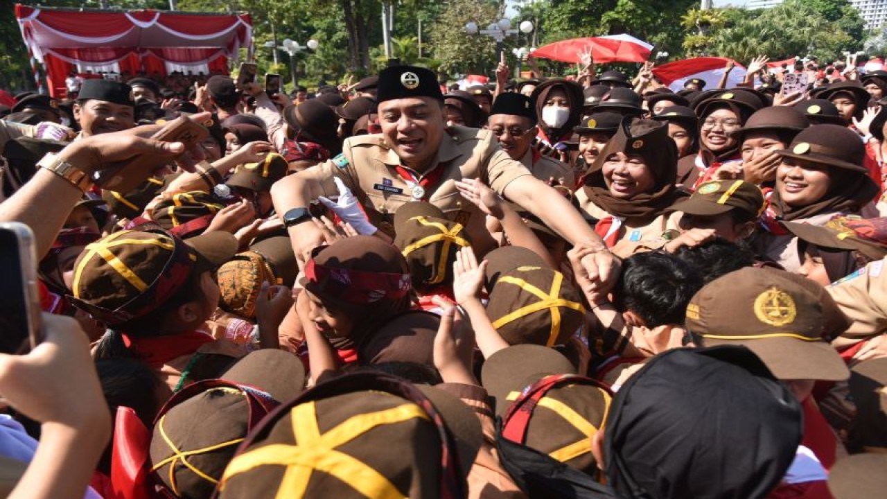Wali Kota Surabaya Eri Cahyadi bersama pra anggota Pramuka usai memimpin upacara Peringatan Hari Ulang Tahun (HUT) ke-62 Pramuka di Taman Surya, Balai Kota Surabaya, Senin (14/8/2023). (ANTARA/HO-Diskominfo Surabaya)