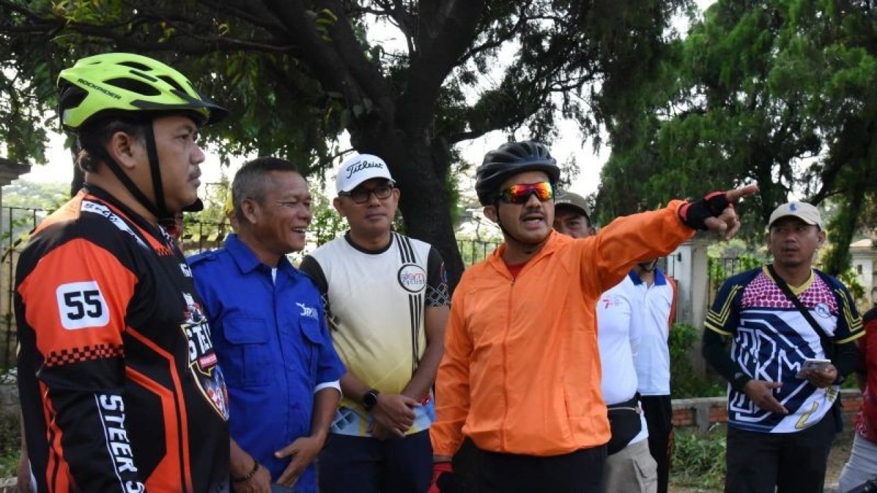 Wali Kota Administrasi Jakarta Timur Muhammad Anwar meninjau sarana dan infrastruktur kota di sepanjang Jalan Taman Mini Indonesia Indah (TMII) Pintu I, Kecamatan Cipayung, Jumat (18/8/2023). ANTARA/HO-Kominfotik Jakarta Timur