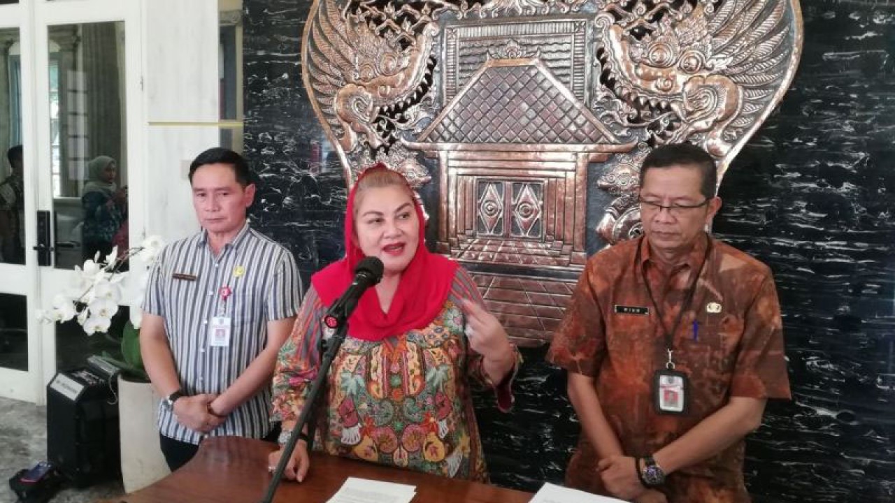 Wali Kota Semarang Hevearita Gunaryanti Rahayu (tengah) didampingi Kepala Dinas Kebudayaan dan Pariwisaya Wing Wiyarso (kanan), dan Asisten Bidang Pemerintahan Setda Kota Semarang Muhammad Khadik, saat konferensi pers persiapan tuan rumah Rakernas Jaringan Kota Pusaka Indonesia (JKPI) X di Semarang, Selasa (8/8/2023). (ANTARA/Zuhdiar Laeis)