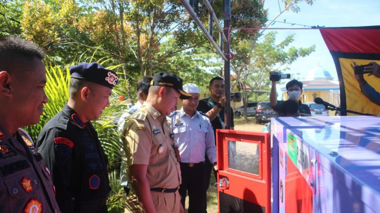 Pj Wali Kota Kendari Asmawa Tosepu bersama Forkopimda saat meninjau generator 80 KVA yang diberikan kepada Brimob Polda Sultra. (Antara/La Ode Muh Deden Saputra)