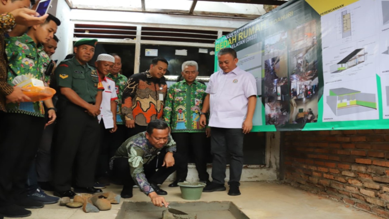 Wali Kota Jakarta Selatan Munjirin (sedang jongkok) saat melakukan peletakan batu pertama kegiatan bedah rumah di Jalan Pengadegan Barat II, RT 003/RW 06, Kelurahan Pengadegan, Kecamatan Pancoran, Kamis (24/8/2023). ANTARA/HO-Sudin Kominfotik Jakarta Selatan