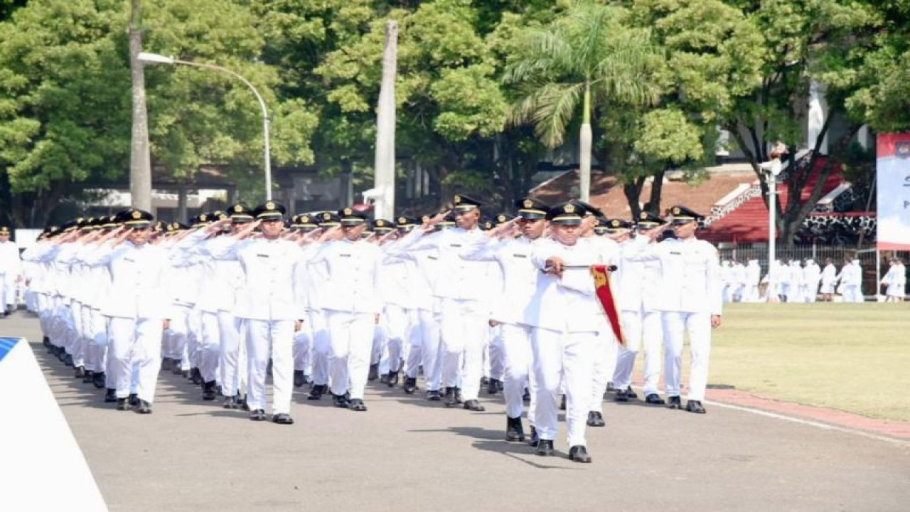 Sejumlah Praja Pratama Institut Pemerintahan Dalam Negeri angkatan XXXIV tahun 2023 mengikuti upacara pengukuhan di lapangan utama Kampus IPDN Jatinangor, Kabupaten Sumedang, Jawa Barat, Kamis (31/8/2023). (FOTO ANTARA/HO-IPDN)