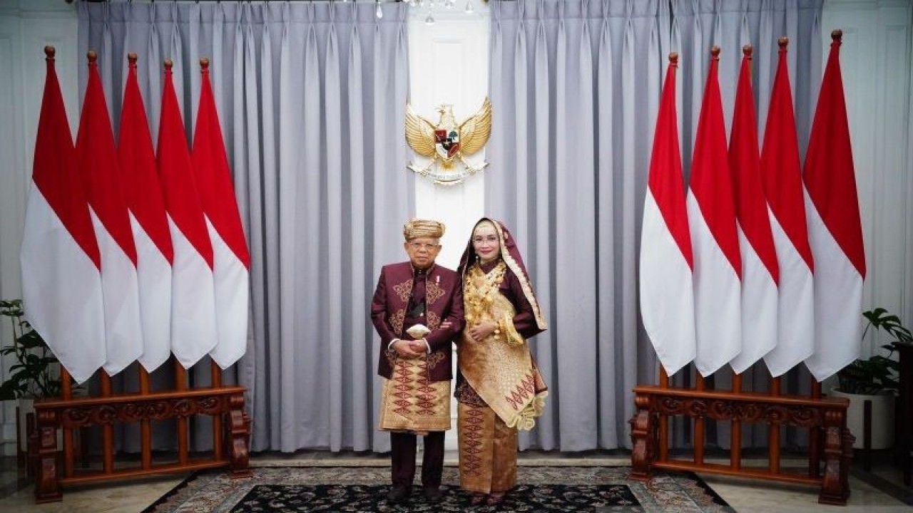 Wakil Presiden Ma’ruf Amin beserta istri Wury Ma’ruf Amin saat akan menghadiri Upacara Peringatan Detik-Detik Proklamasi Kemerdekaan RI di Istana Merdeka Jakarta, Kamis (17/8/2023). ANTARA/HO-BPMI Setwapres