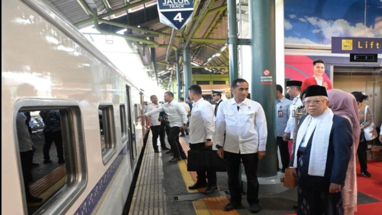 Wakil Presiden Ma'ruf Amin saat akan bertolak menggunakan kereta api dari Stasiun Gambir, Jakarta, ke Cirebon, Jawa Barat, Jumat (25/8/2023). ANTARA/HO-BPMI Setwapres